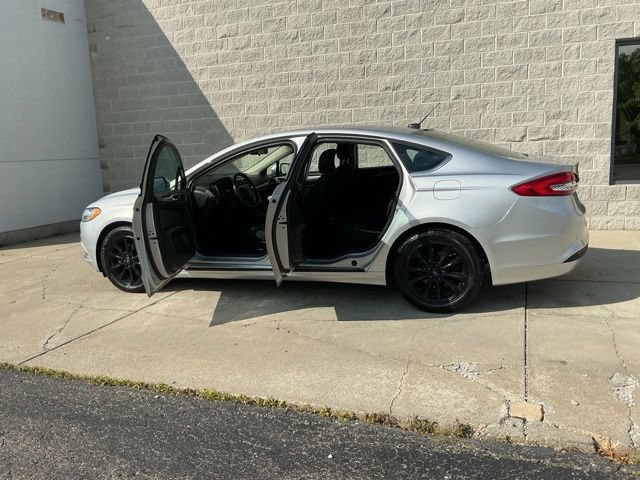 Used 2017 Ford Fusion SE w/ Fusion SE Technology Package FWD image 13