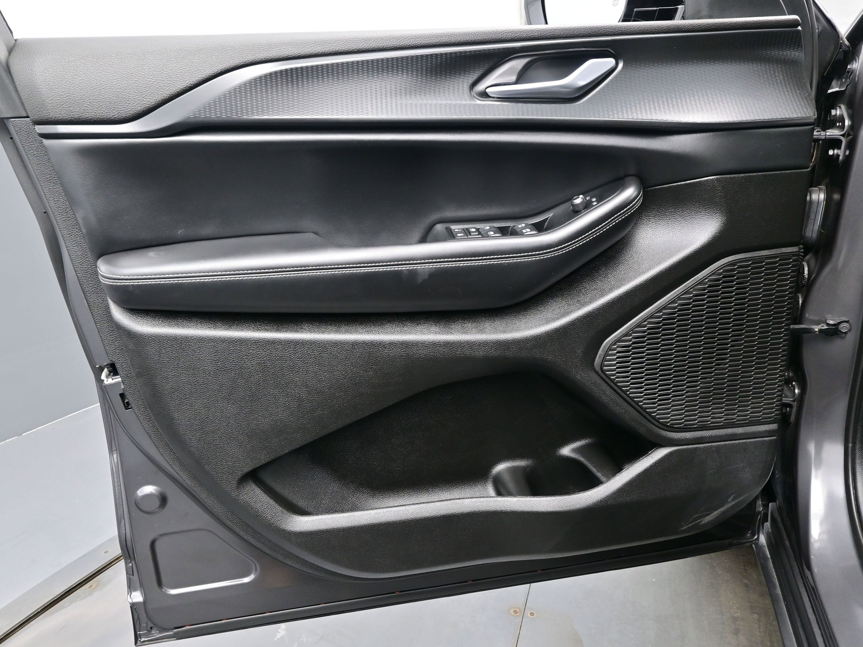 Used 2024 Jeep Grand Cherokee Altitude image 9