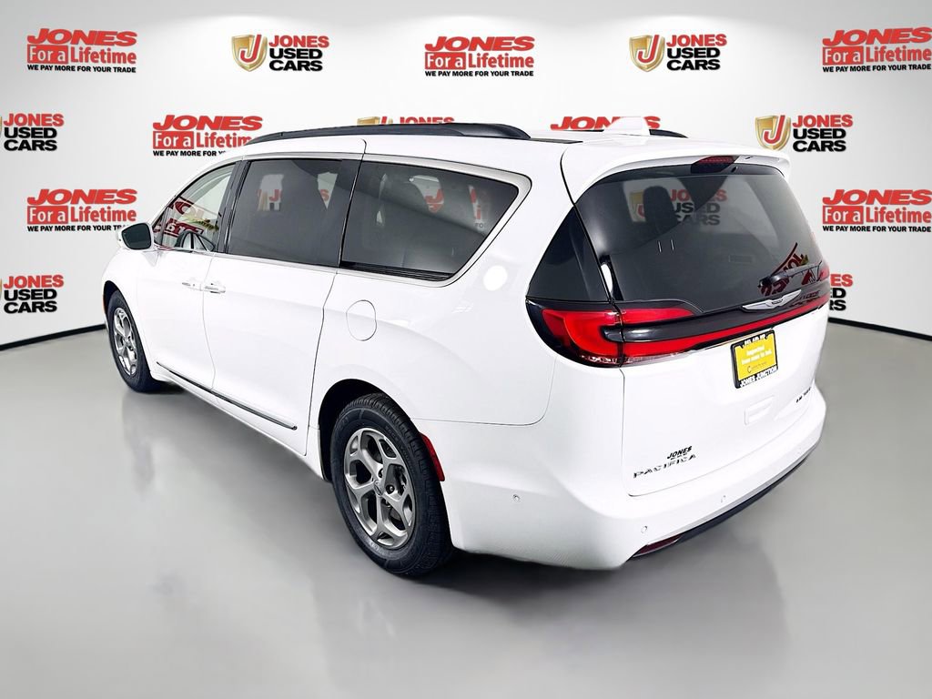 Used 2022 Chrysler Pacifica Limited FWD image 2