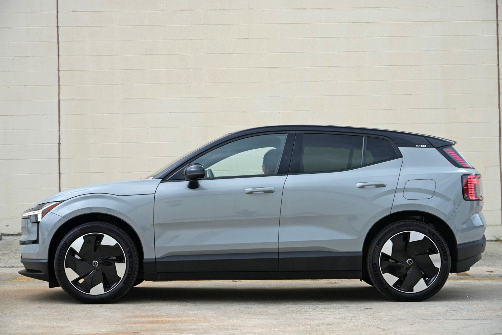 Used 2025 Volvo EX30 Plus AWD/4WD image 8