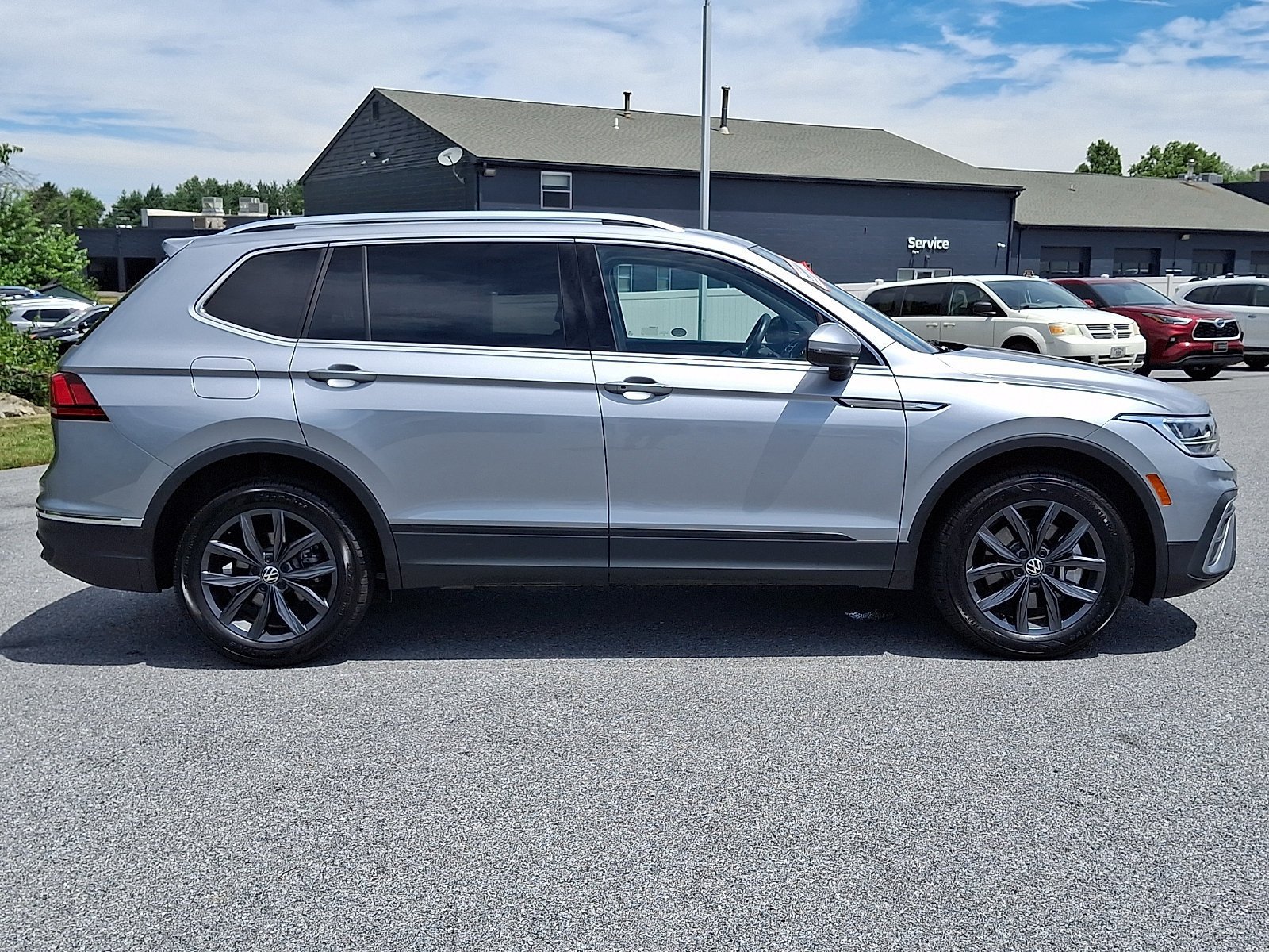 Used 2022 Volkswagen Tiguan SE AWD/4WD image 8