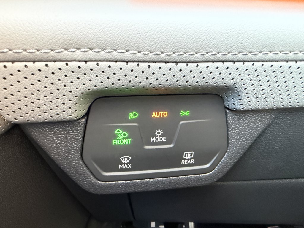 Used 2024 Volkswagen Atlas Peak Edition SE AWD/4WD image 30