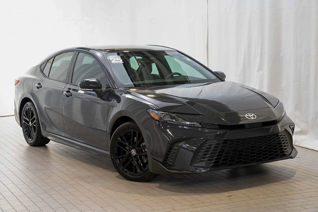Used 2025 Toyota Camry SE image 1