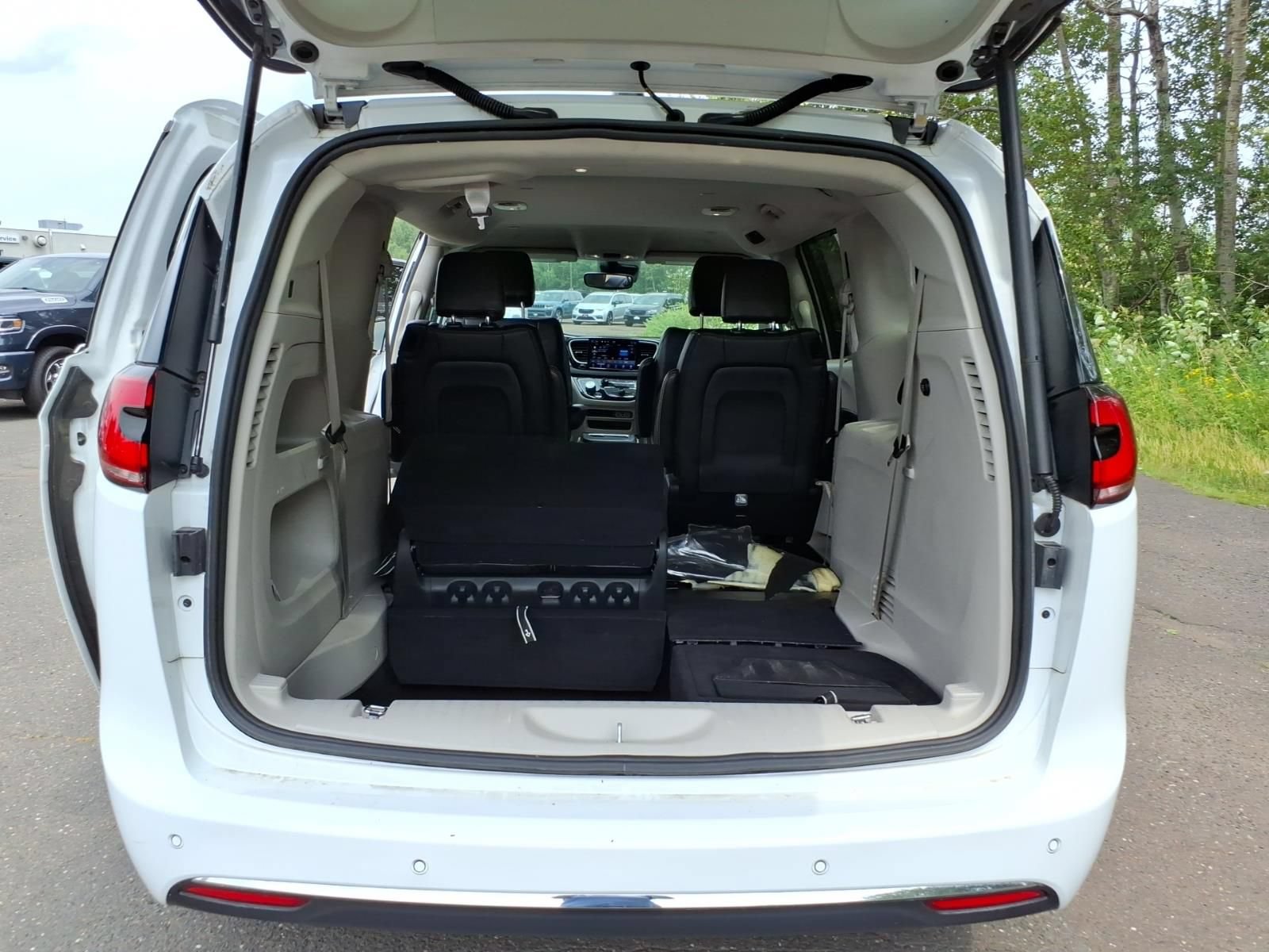 Used 2024 Chrysler Pacifica Touring-L FWD image 16