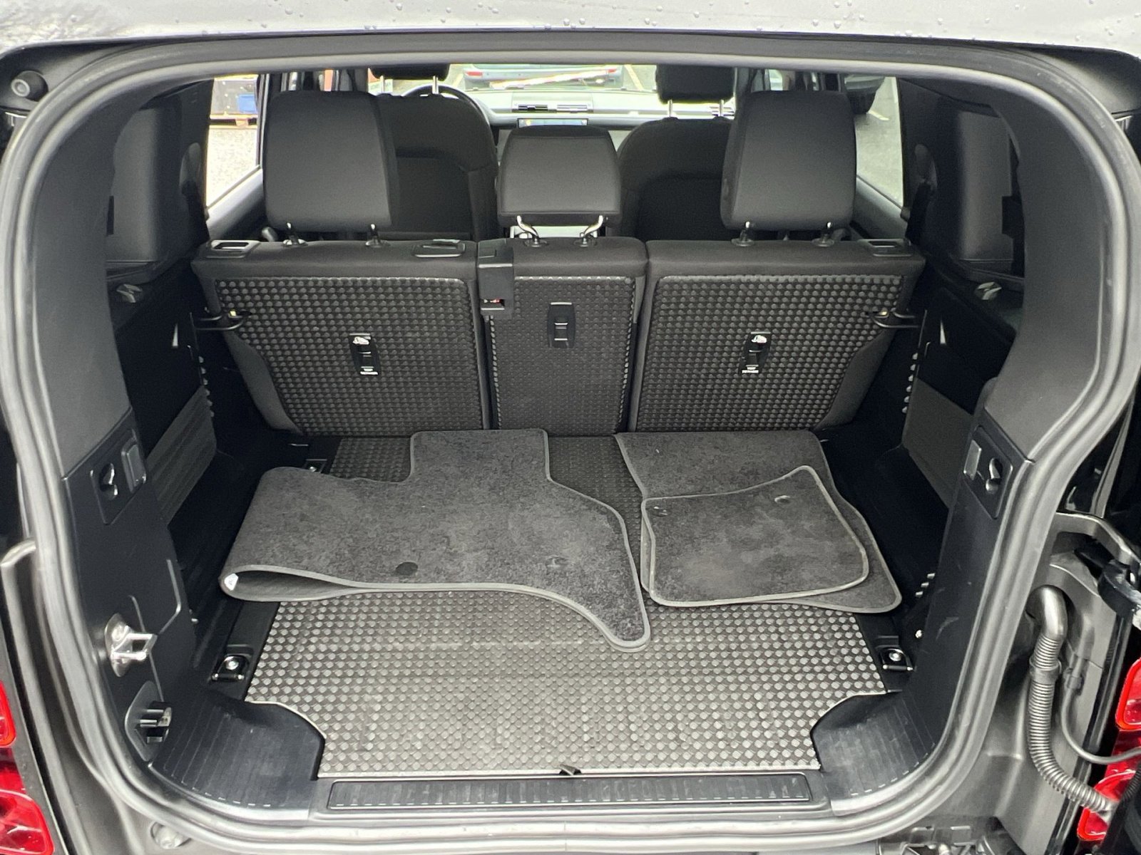 Used 2025 Land Rover Defender 110 S image 24