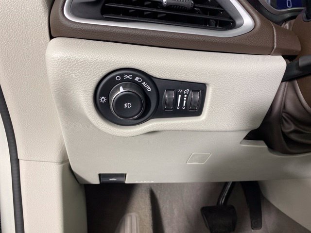 Used 2020 Chrysler Pacifica Touring w/ Cold Weather Group FWD image 25