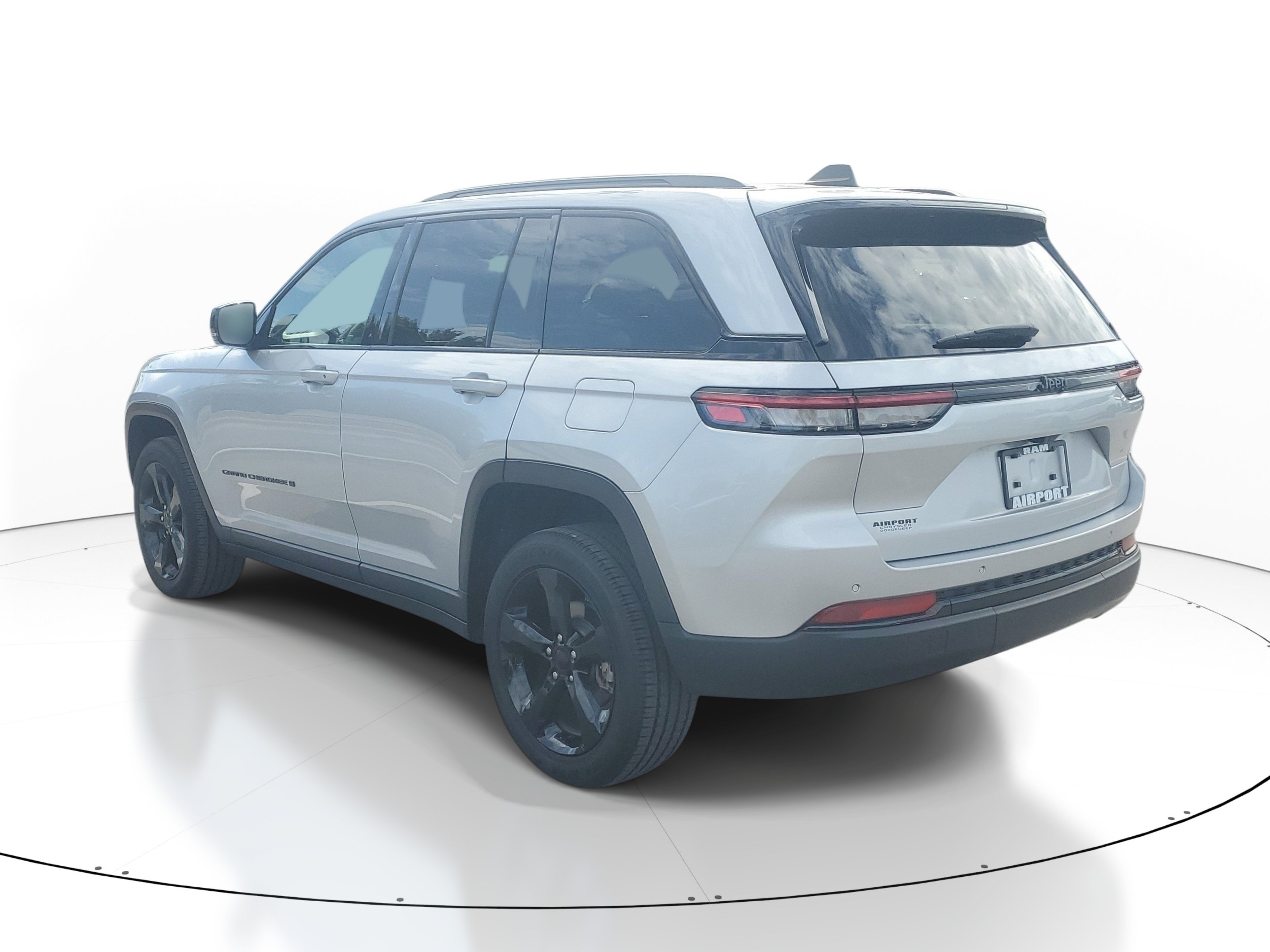 Used 2024 Jeep Grand Cherokee Altitude RWD image 5