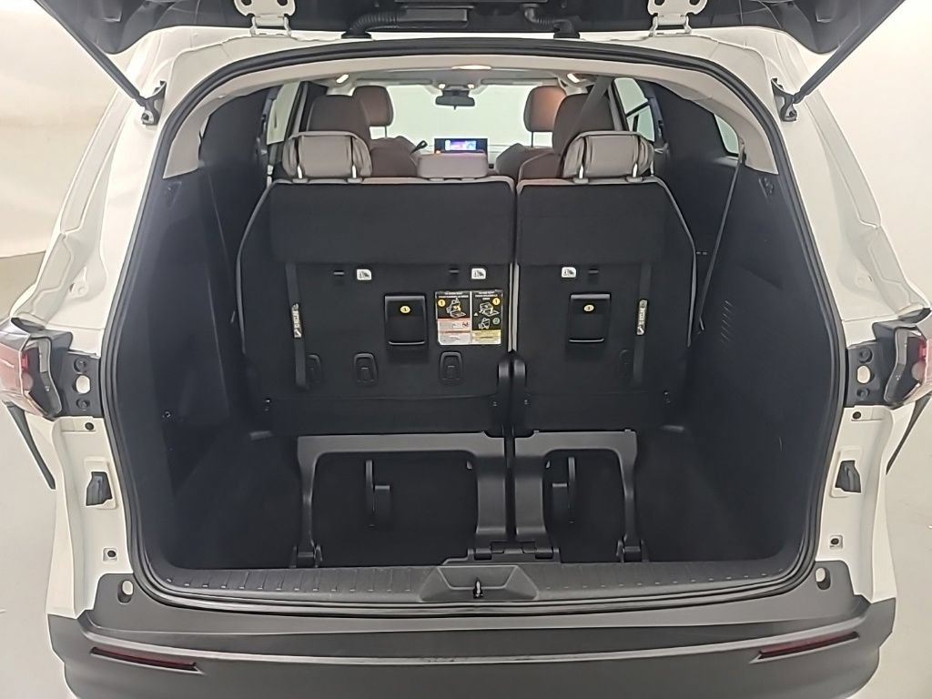 Used 2025 Toyota Sienna LE FWD image 20