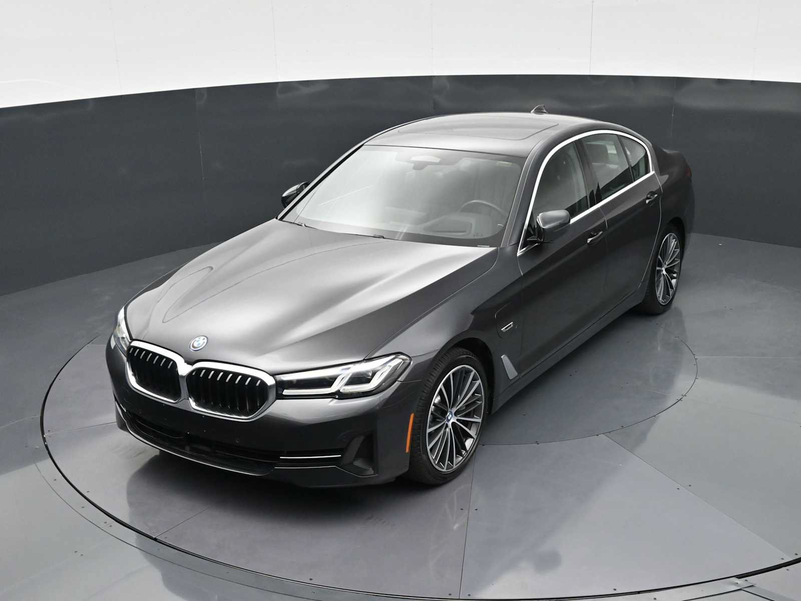 Used 2022 BMW 530e w/ Executive Package RWD image 17