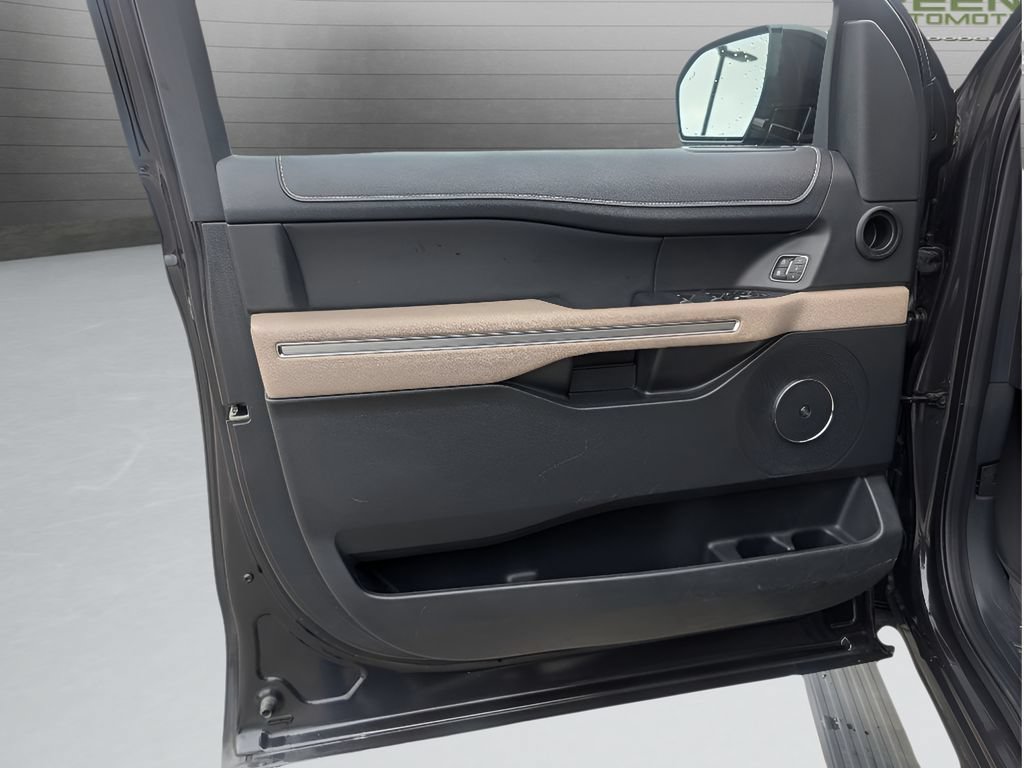Used 2023 Ford Expedition Limited RWD image 15