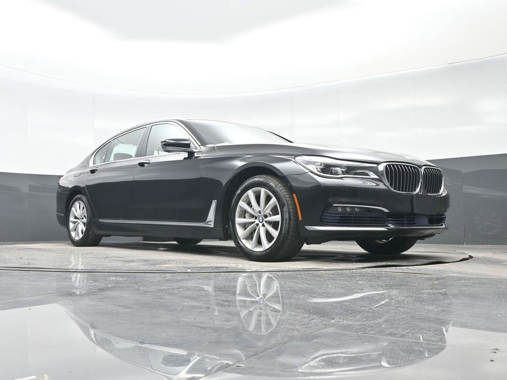 Used 2017 BMW 750i xDrive image 32