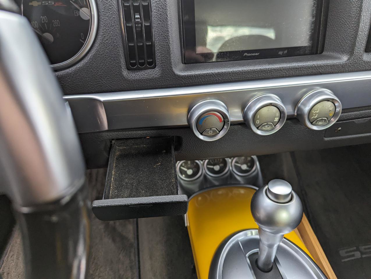 Used 2004 Chevrolet SSR w/ Preferred Equipment Group RWD image 34