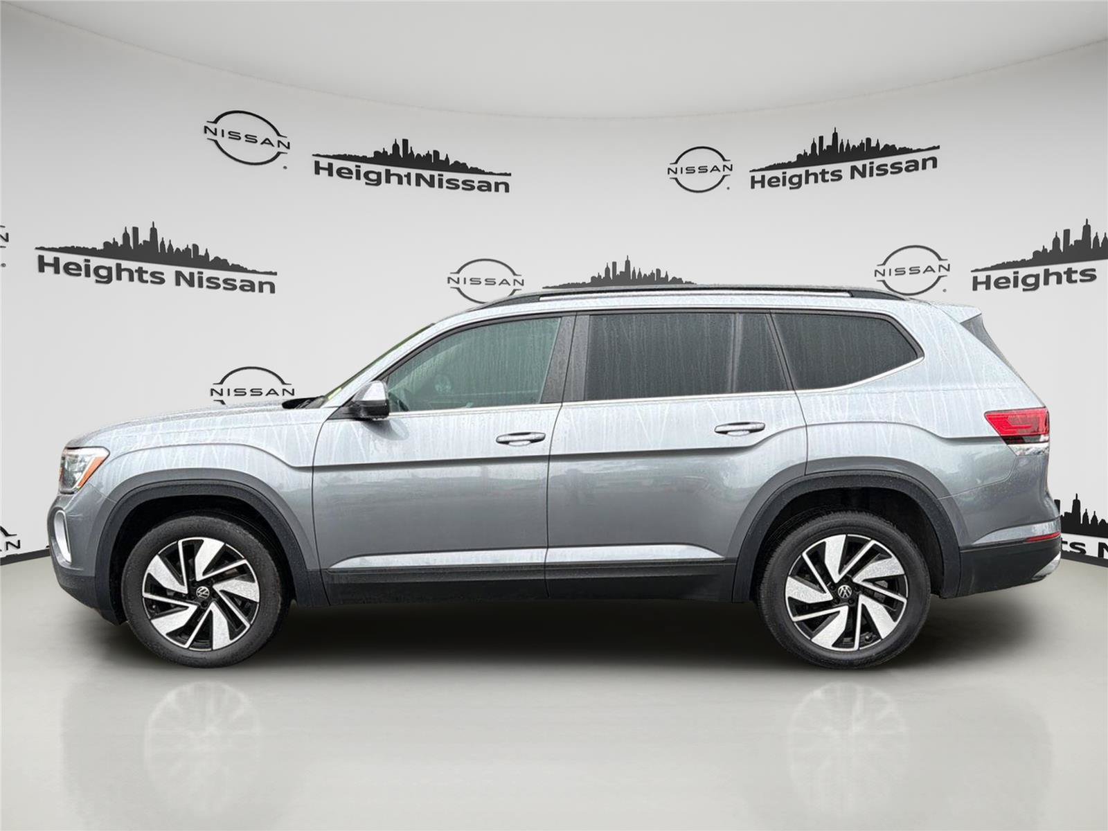 Used 2025 Volkswagen Atlas SE AWD/4WD image 2