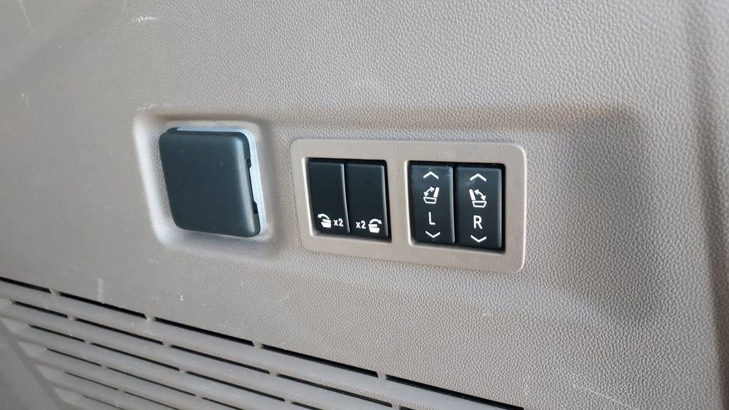 Used 2022 GMC Yukon XL Denali w/ Denali Premium Package image 28