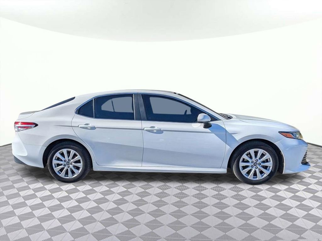 Used 2018 Toyota Camry LE image 3