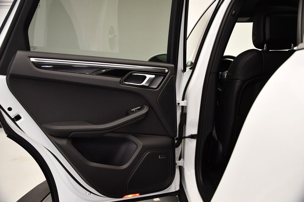 Used 2025 Porsche Macan image 37