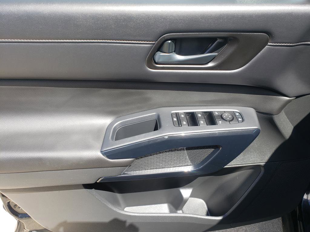 Used 2025 Nissan Pathfinder S image 10