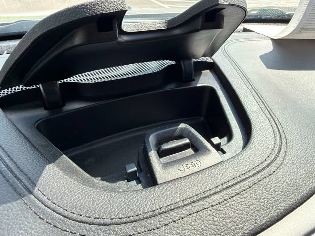 Used 2020 Jeep Cherokee Limited FWD image 29