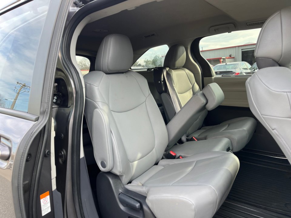 Certified 2024 Toyota Sienna XLE image 32