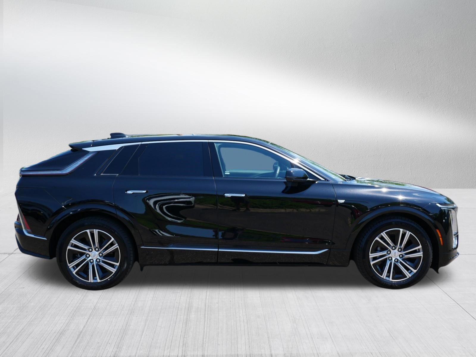 Used 2024 Cadillac Lyriq Luxury AWD/4WD image 8