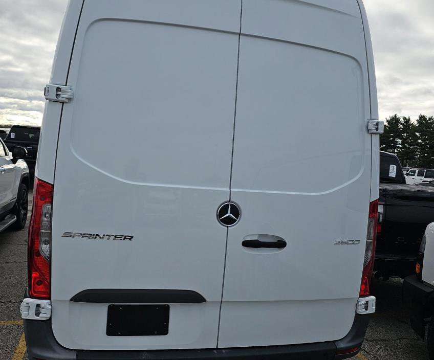 Used 2023 Mercedes-Benz Sprinter 2500 image 10