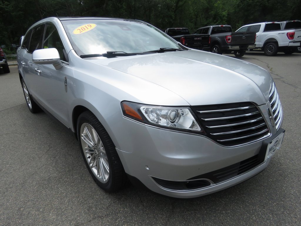Used 2019 Lincoln MKT AWD image 4