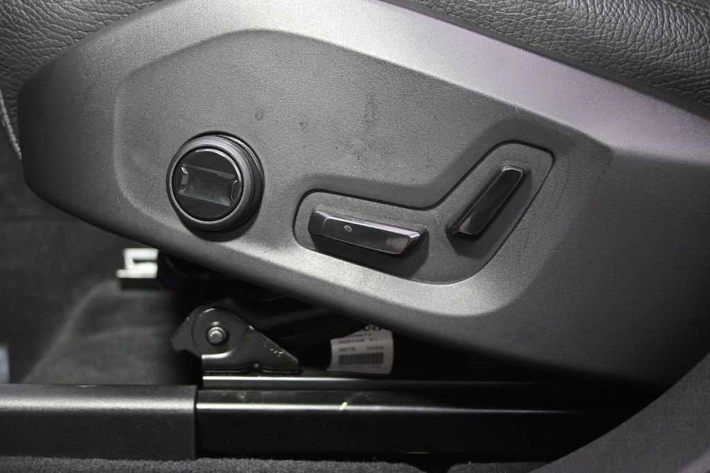Used 2025 Volvo XC60 B5 Plus image 14