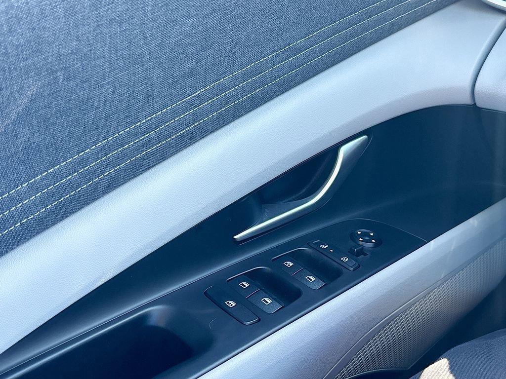 Used 2025 Hyundai Elantra Limited image 18