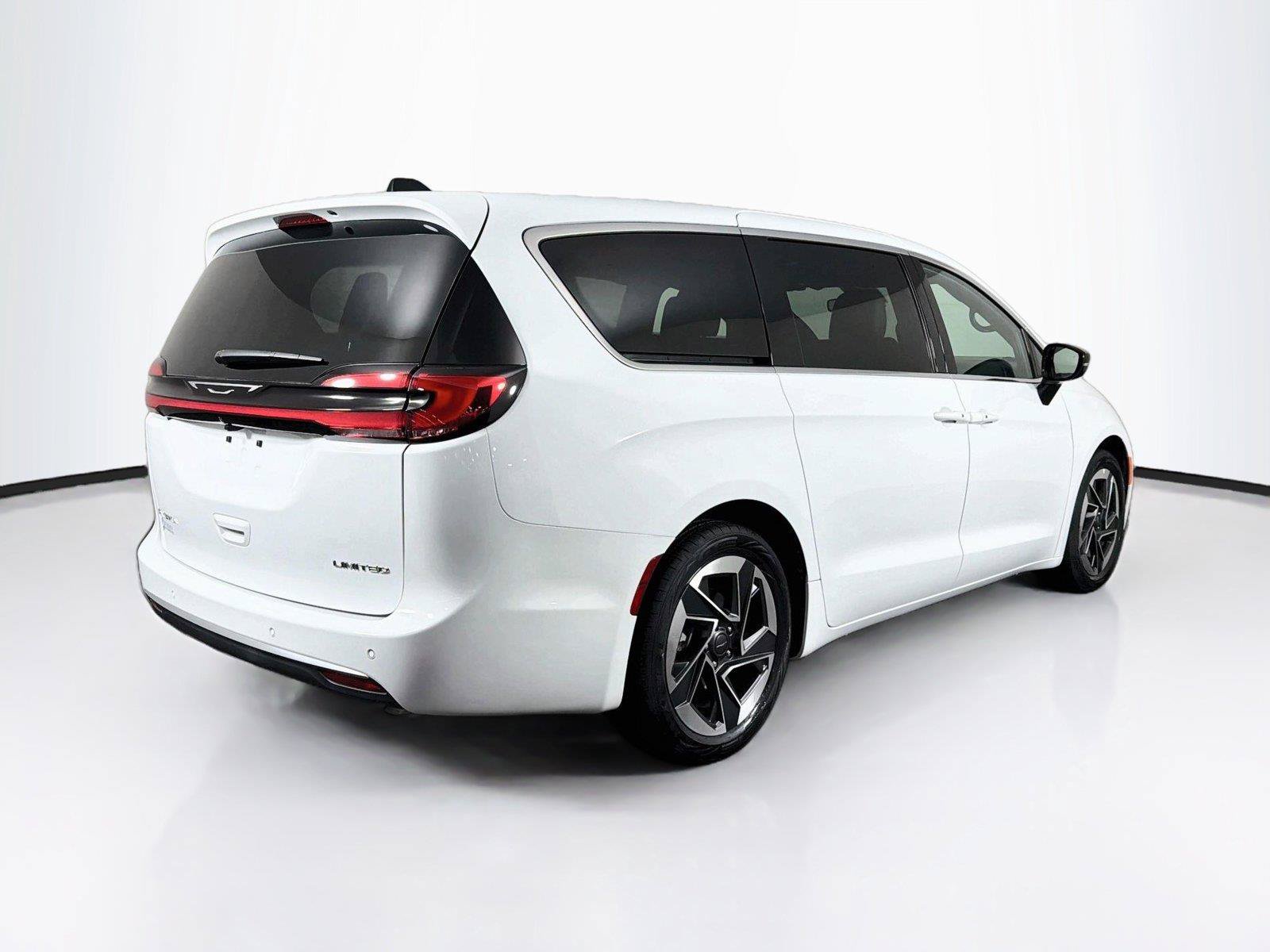 Used 2027 Chrysler Pacifica Limited FWD image 11
