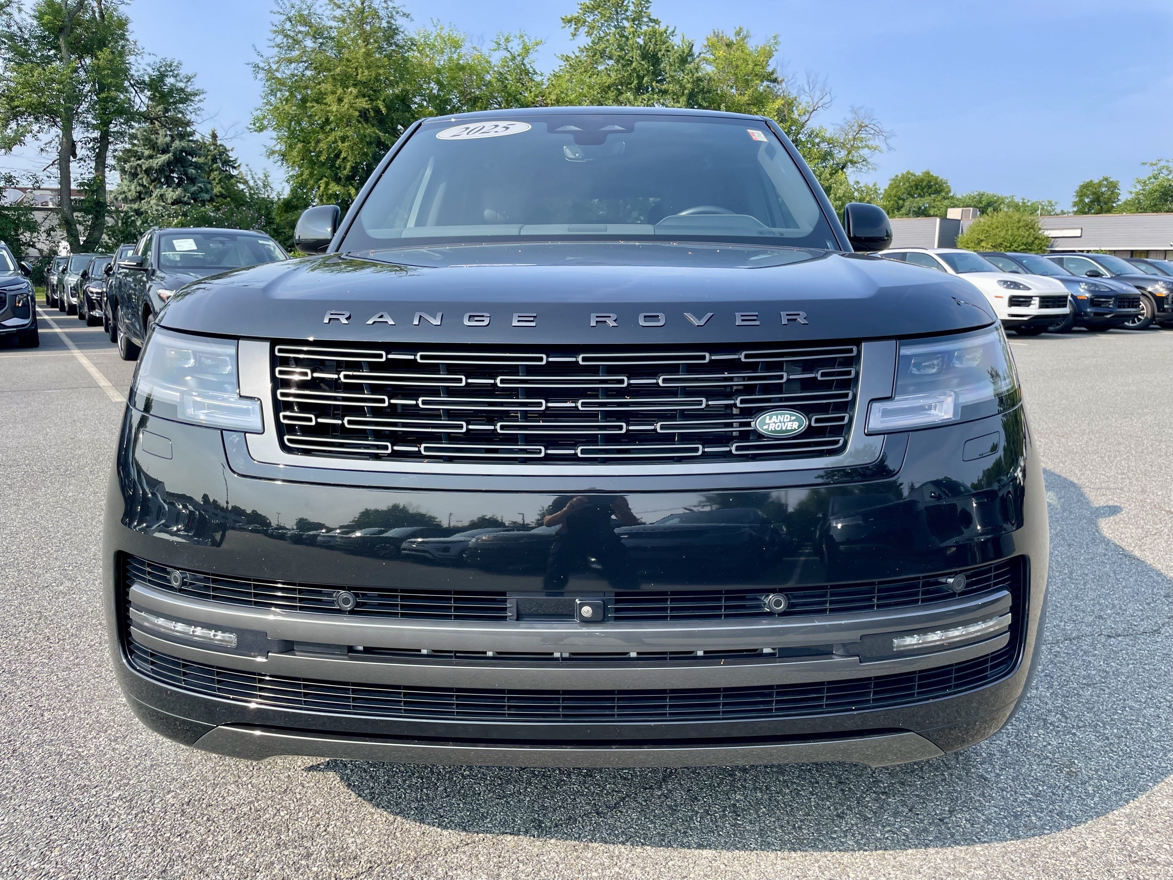 Used 2025 Land Rover Range Rover SE AWD/4WD image 2