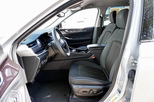 Used 2023 Jeep Grand Cherokee L Laredo RWD image 14