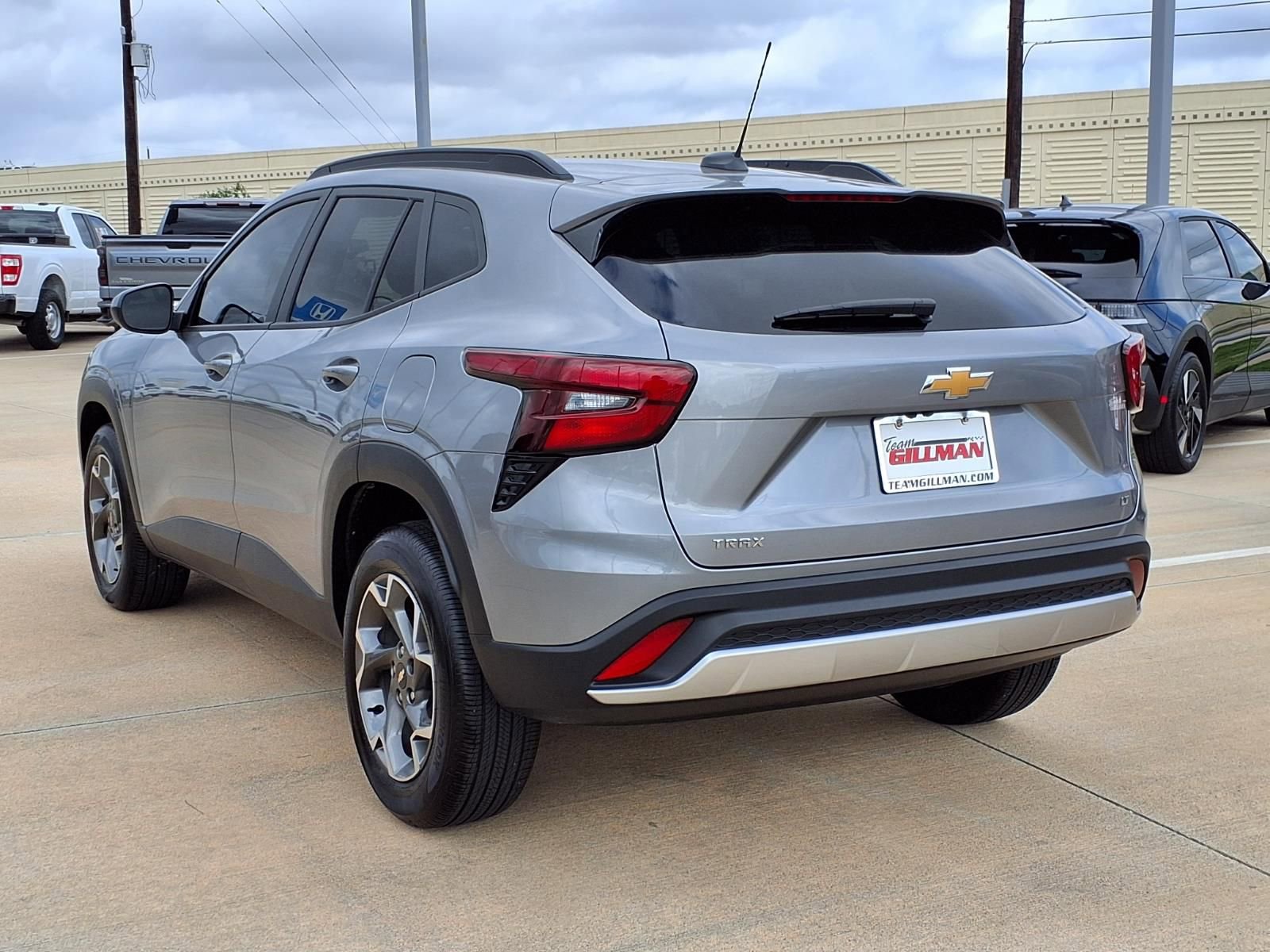 Used 2025 Chevrolet Trax LT FWD image 2