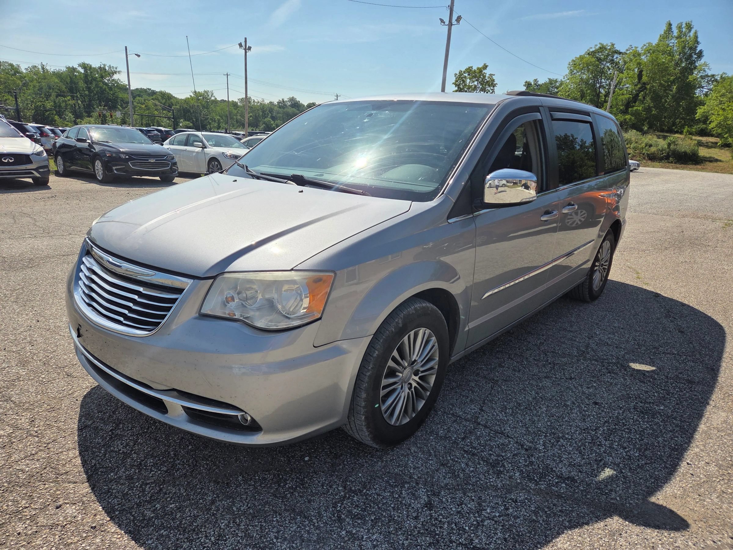 Used 2014 Chrysler Town & Country Touring-L FWD image 2
