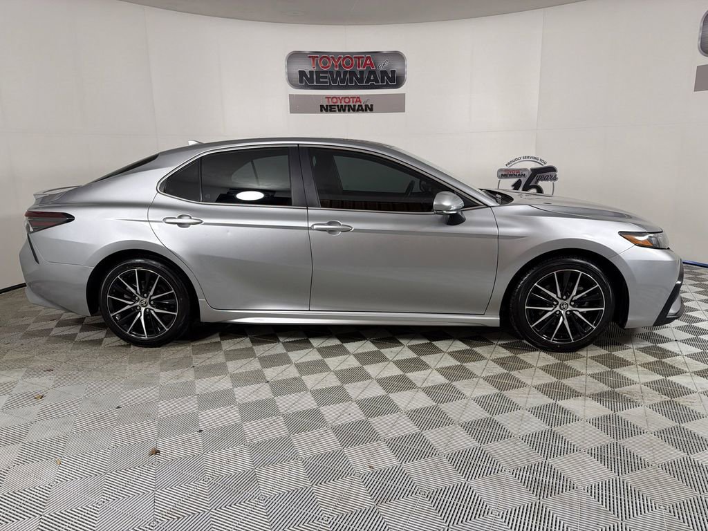 Used 2023 Toyota Camry SE image 2