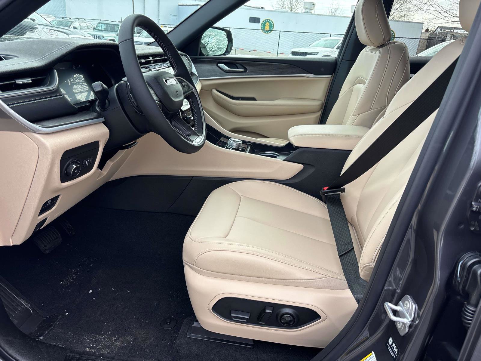 New 2025 Jeep Grand Cherokee Limited w/ Black Appearance Package image 7