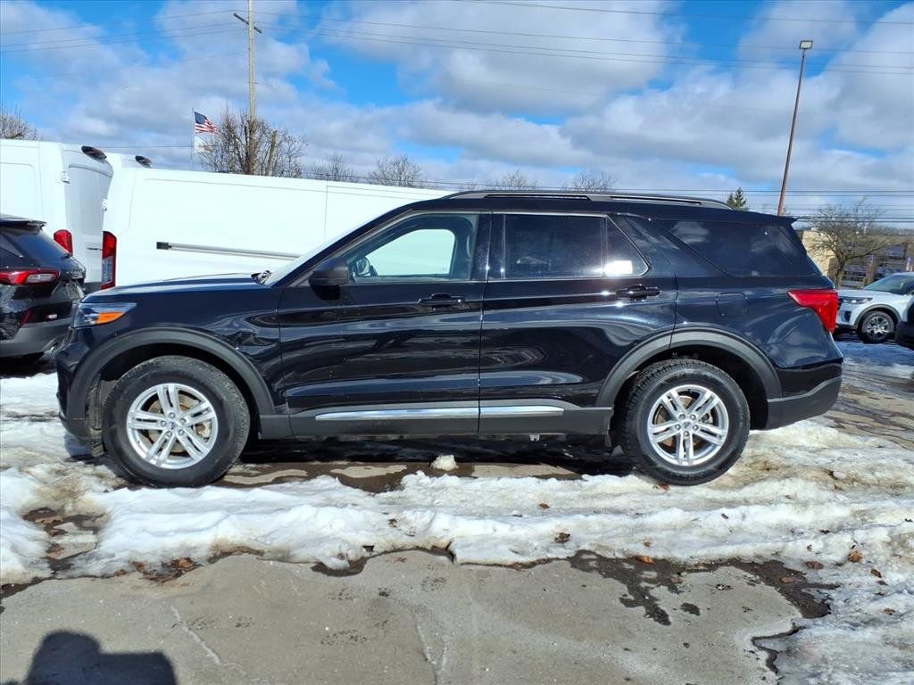 Used 2022 Ford Explorer XLT w/ Equipment Group 202A image 2