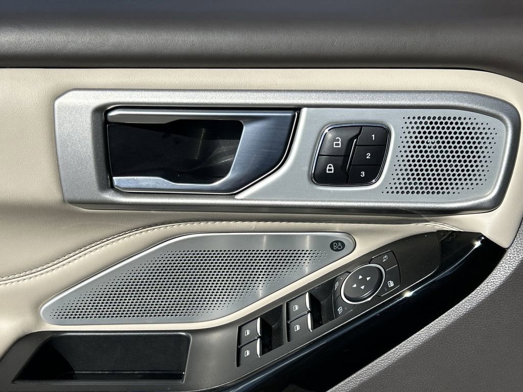 Used 2022 Ford Explorer Platinum w/ Technology Package image 19