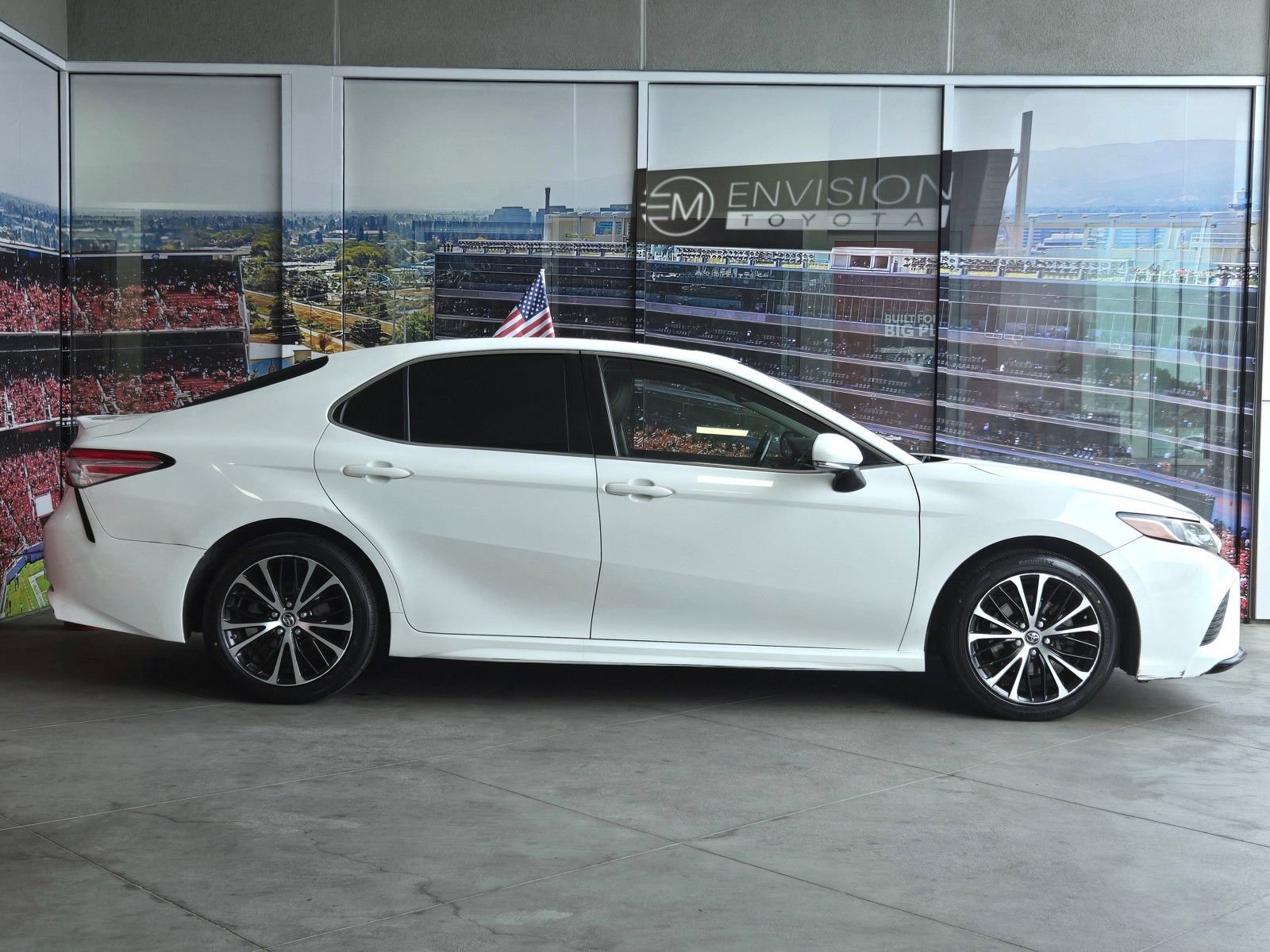 Used 2018 Toyota Camry SE w/ Moonroof Package FWD image 3