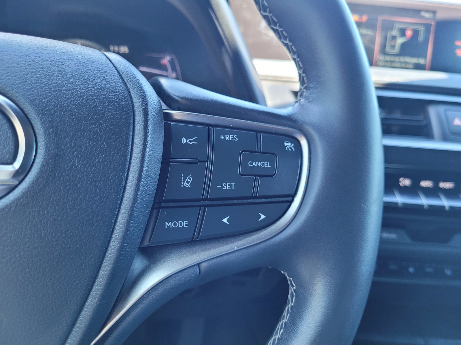 Used 2019 Lexus UX 250h w/ Premium Package AWD/4WD image 20