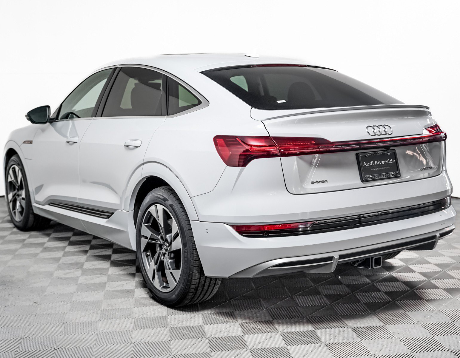 Used 2022 Audi e-tron Premium Plus w/ Premium Plus Package AWD/4WD image 2