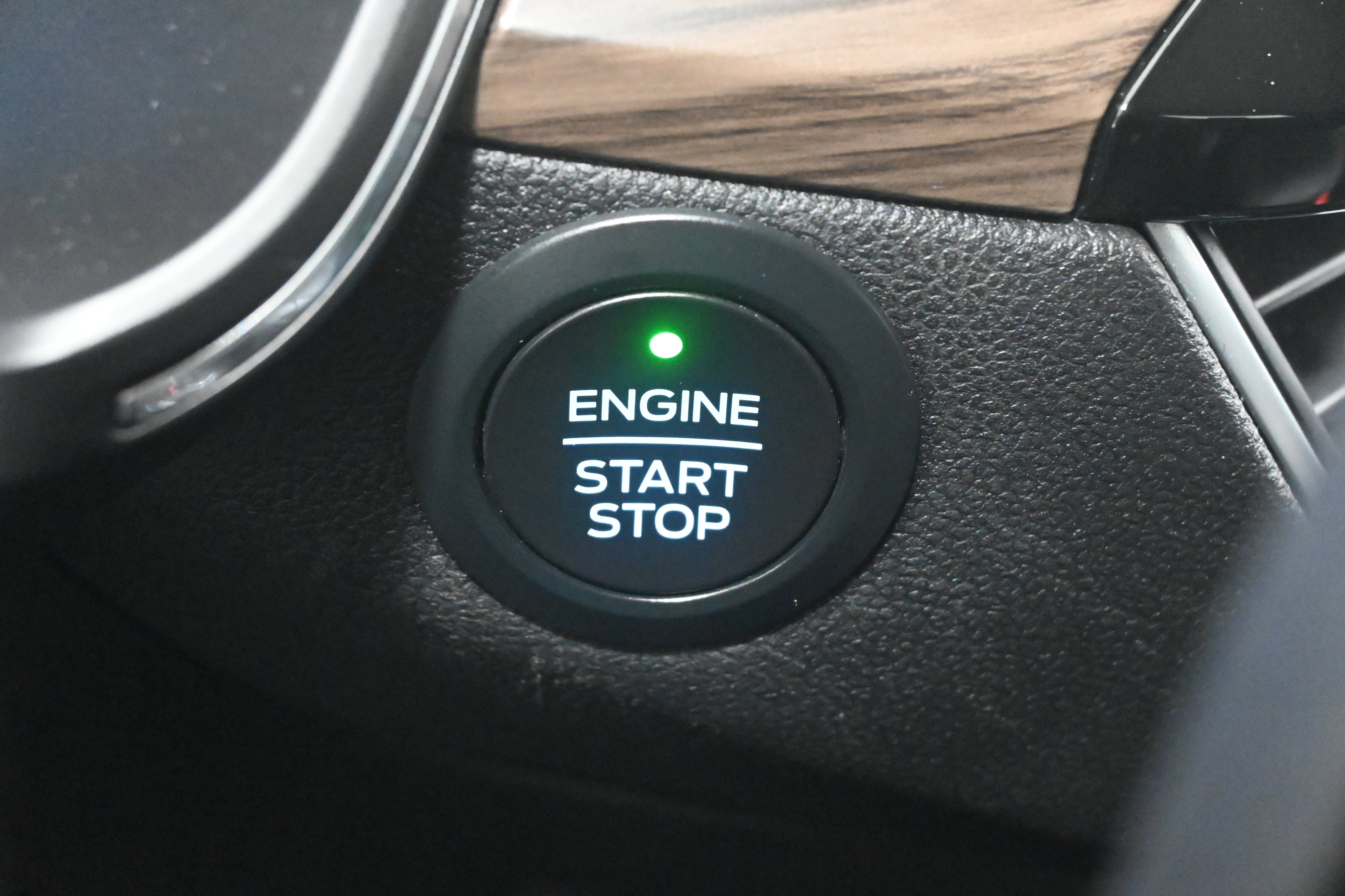 Used 2020 Ford Escape Titanium AWD/4WD image 9