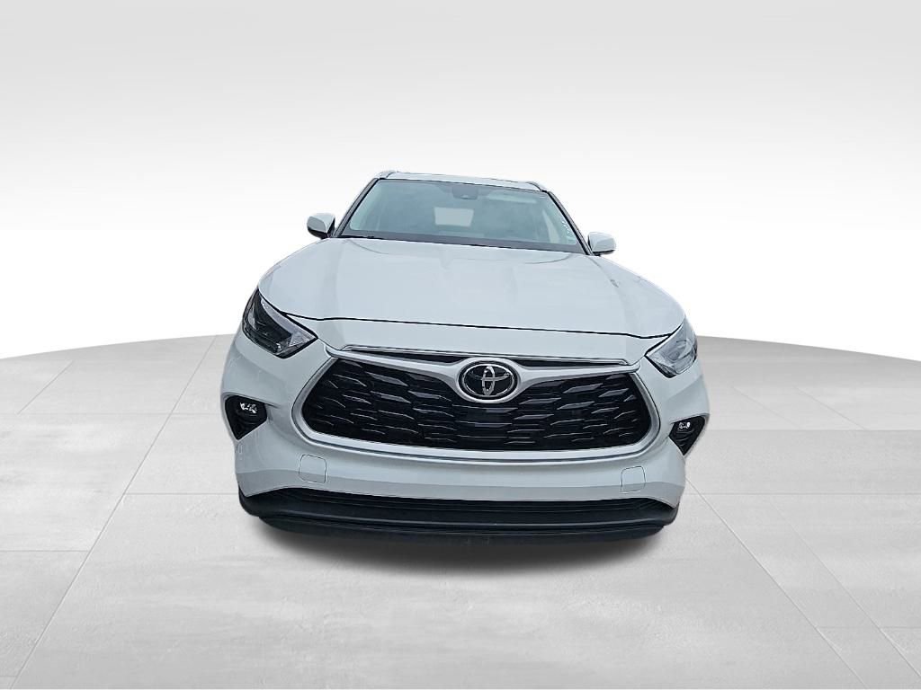 Used 2024 Toyota Highlander XLE image 3