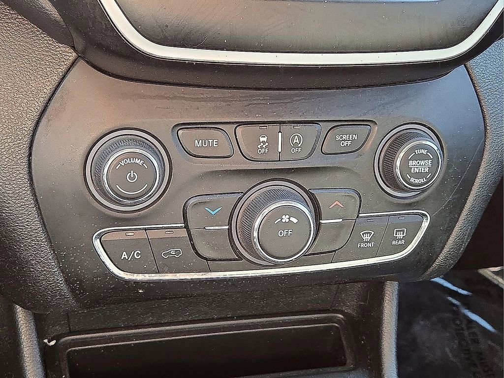 Used 2019 Jeep Cherokee Latitude w/ Popular Appearance Group image 28