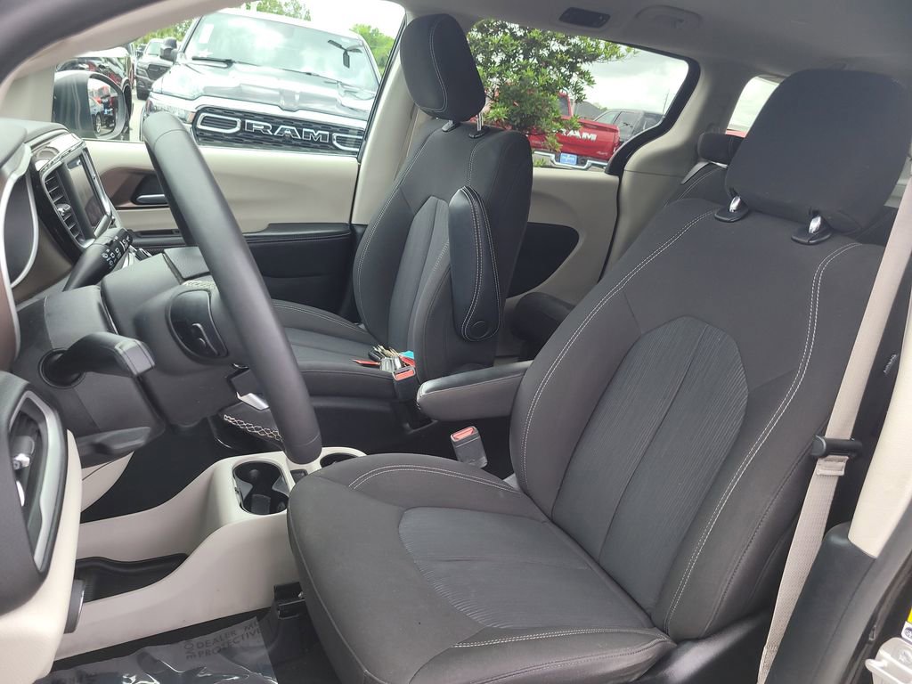 Used 2024 Chrysler Voyager LX image 18