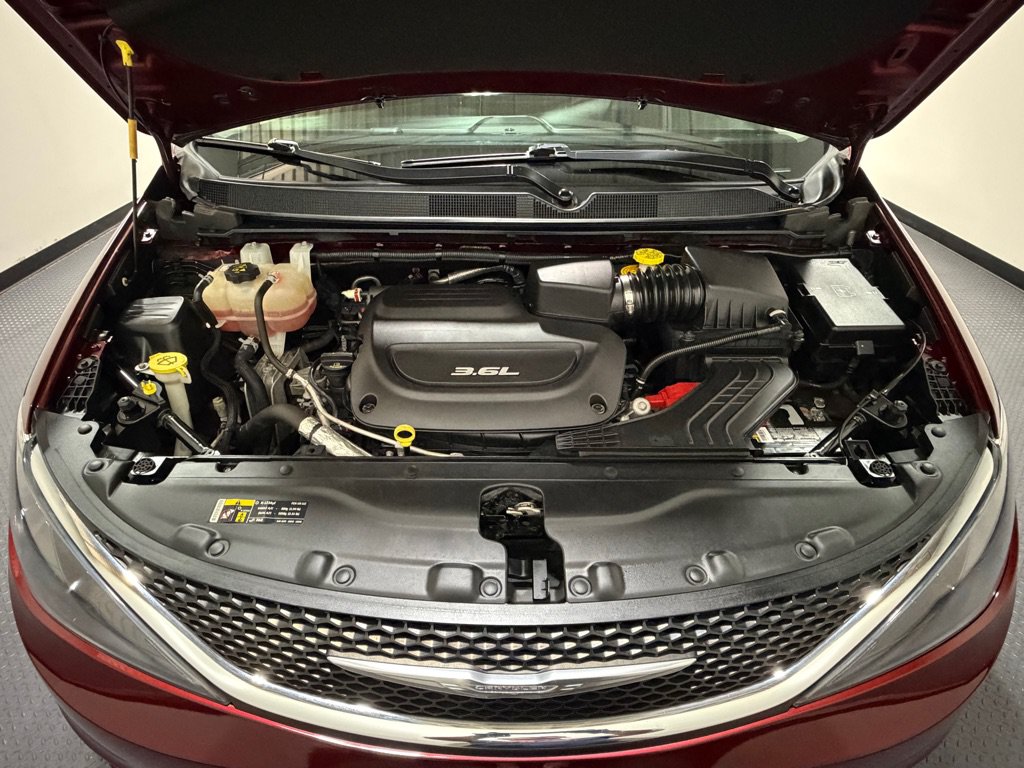 Used 2017 Chrysler Pacifica Touring FWD image 17