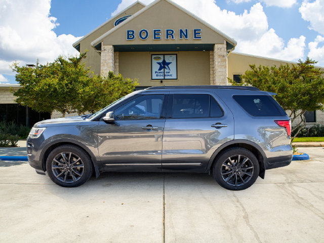 Used 2018 Ford Explorer XLT w/ Equipment Group 202A FWD image 2