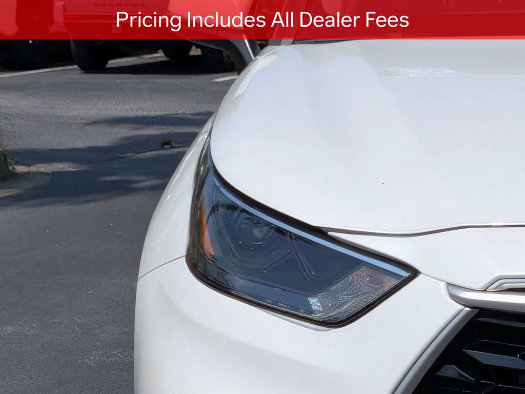 Used 2023 Toyota Highlander XLE AWD/4WD image 11