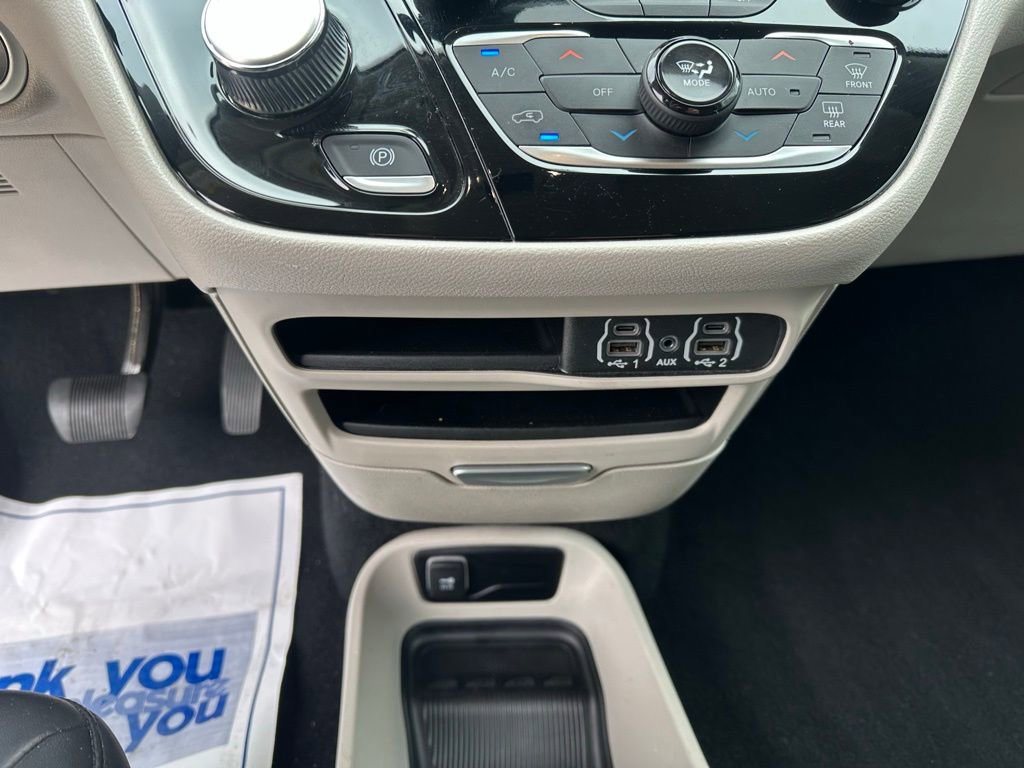 Used 2024 Chrysler Pacifica Touring-L image 18