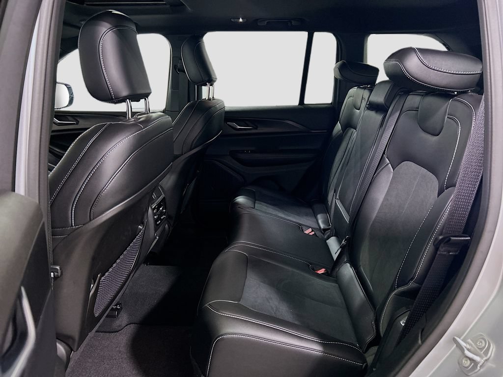 Used 2025 Jeep Grand Cherokee Altitude RWD image 23