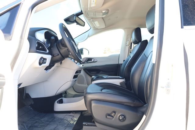 Used 2024 Chrysler Pacifica Touring-L FWD image 10